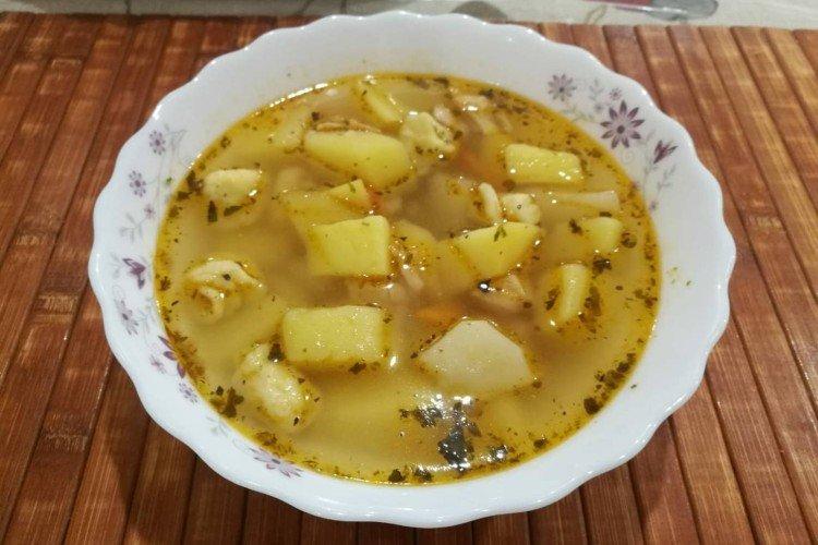 Sopa con costillas de cerdo y galushki