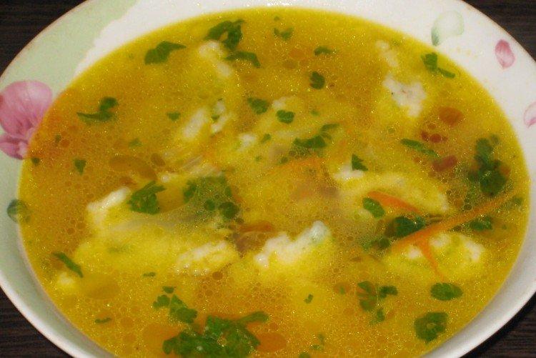 Sopa con galushki de harina de maíz