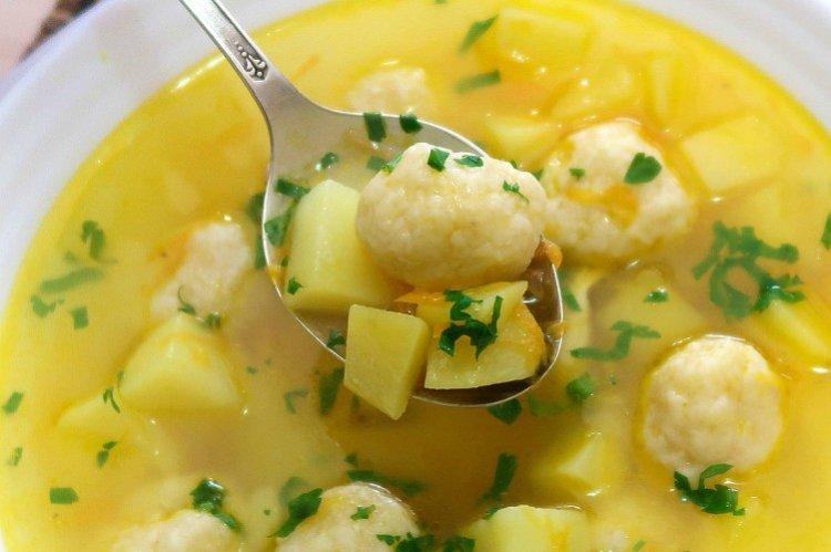 Sopa con galushki de sémola