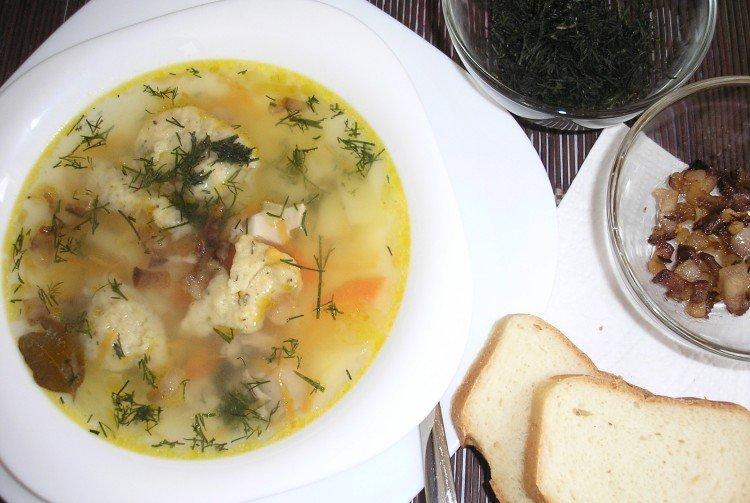 Sopa con galushki y chicharrones