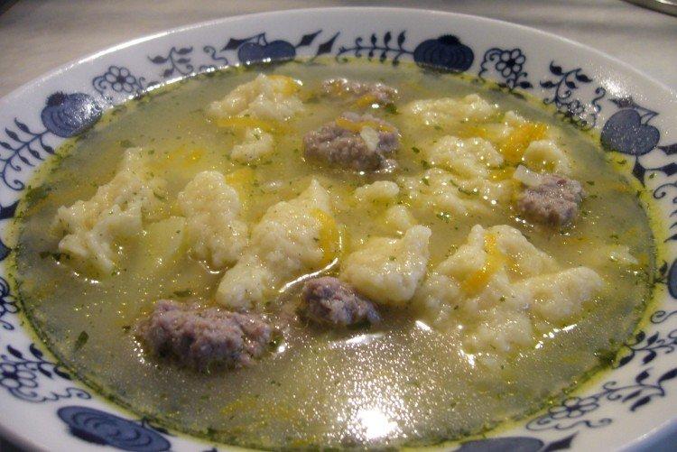 Sopa con galushki y albóndigas