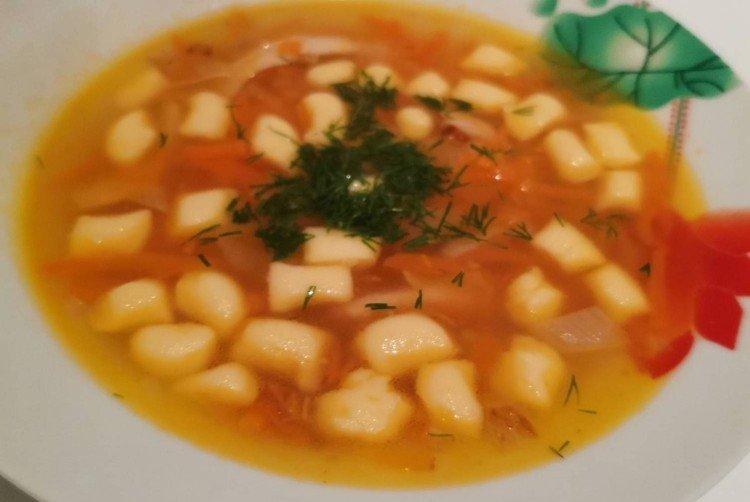 Sopa de tomate con galushki