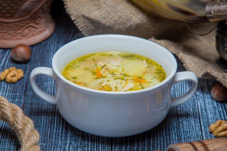 Sopa de pollo con fideos y patatas