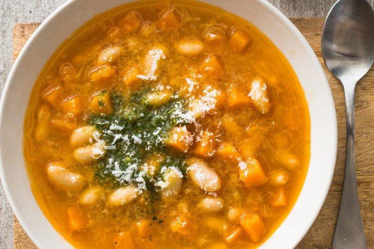 Sopa de pollo con fideos y judías