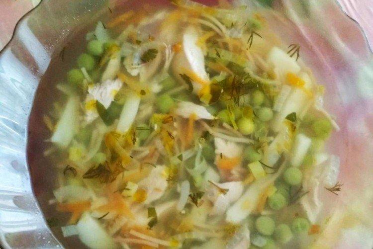 Sopa de pollo con fideos y guisantes verdes