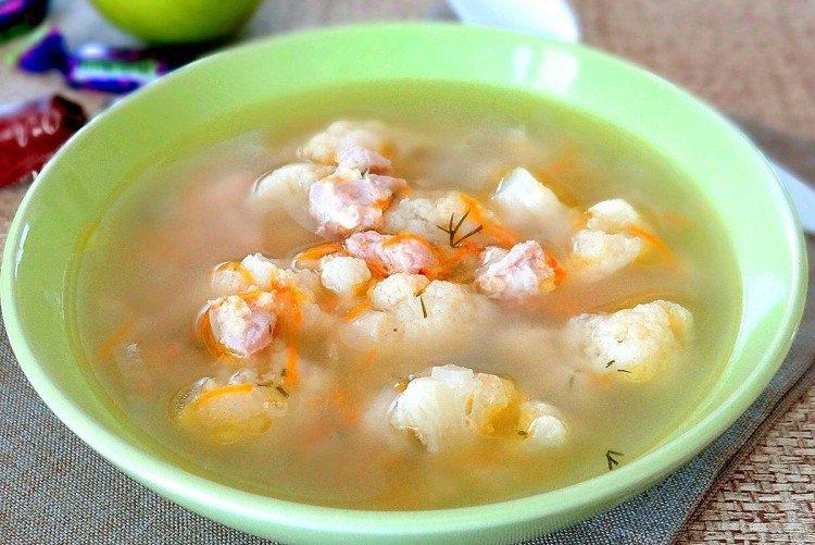 Sopa de pollo, fideos y coliflor