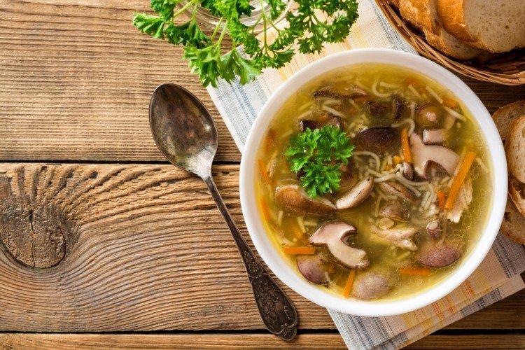 Sopa de pollo con champiñones y fideos