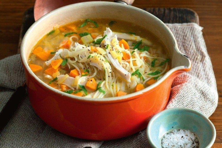 Sopa de pollo con verduras y fideos
