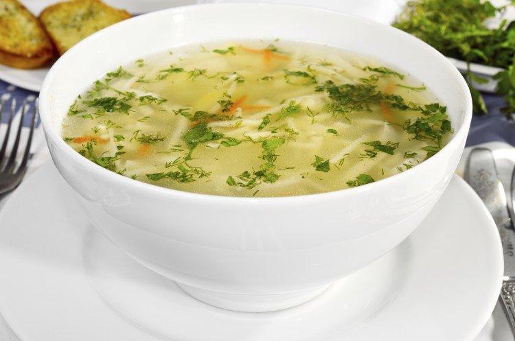 Sopa de pollo, fideos y col