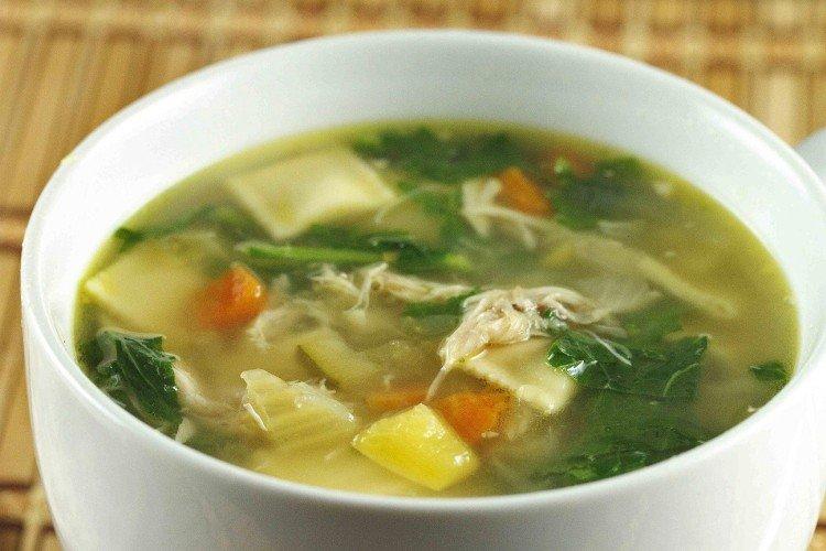 Sopa de pollo con fideos y espinacas
