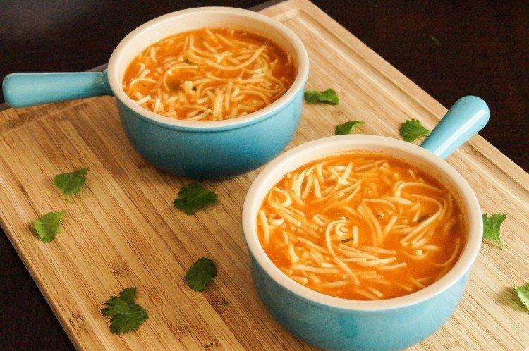 Sopa de pollo, fideos y tomates