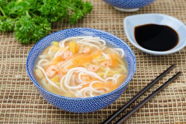 Sopa de pollo, gambas y fideos