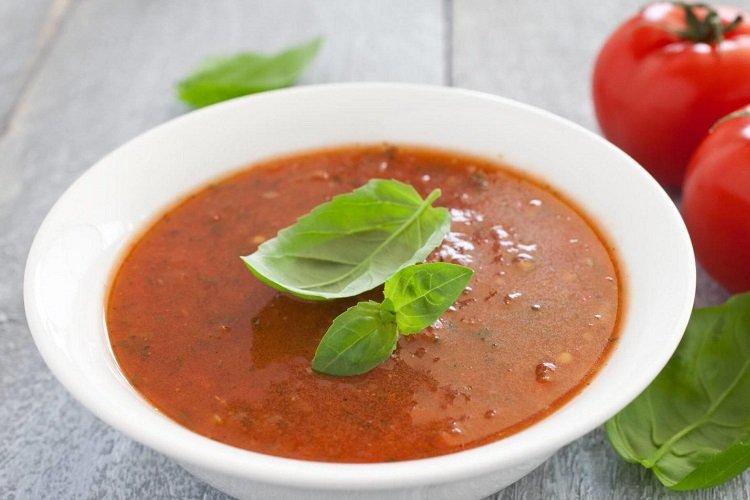 Sopa de tomate con lentejas