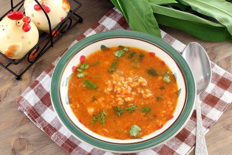 Sopa vegetariana con bulgur y curry