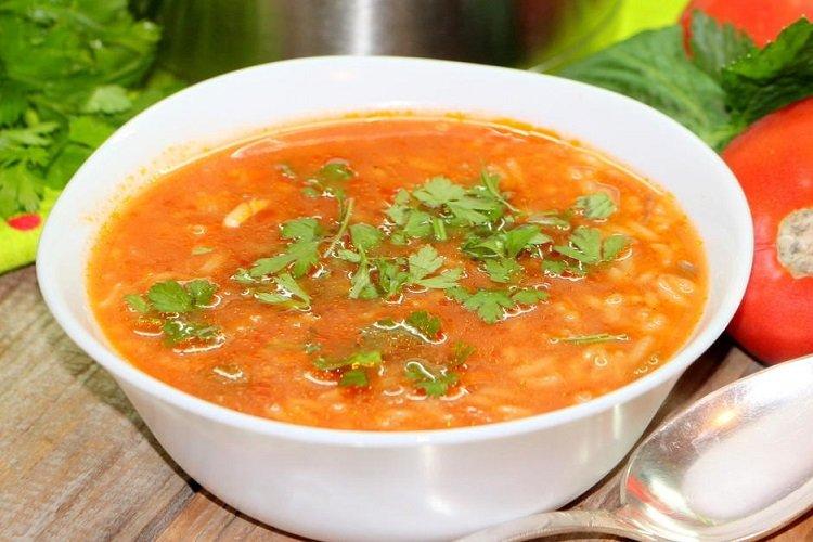 Sopa de tomate con arroz