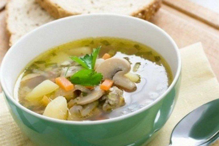 Sopa de patata con pollo y champiñones