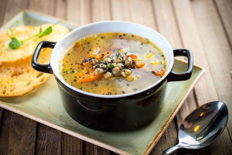 Sopa de patata con lentejas