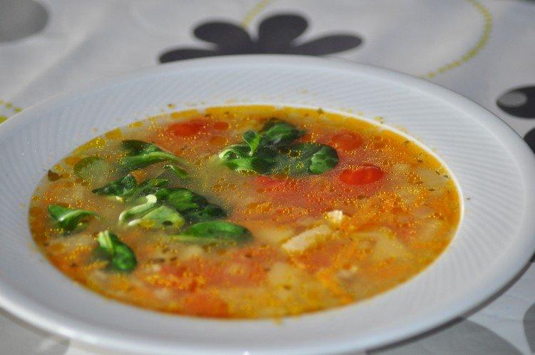 Sopa de patata con tomates
