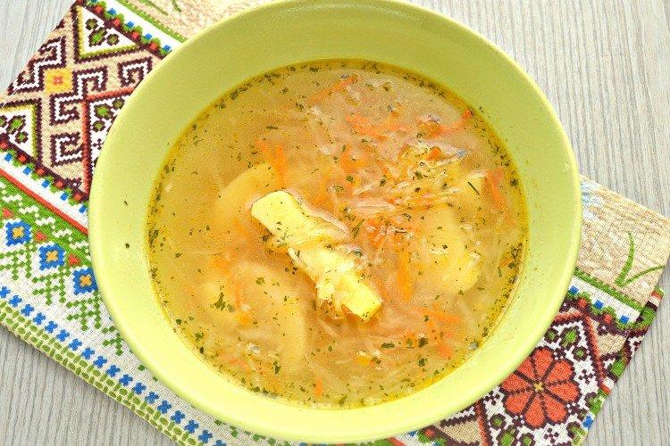 Sopa de patata con col