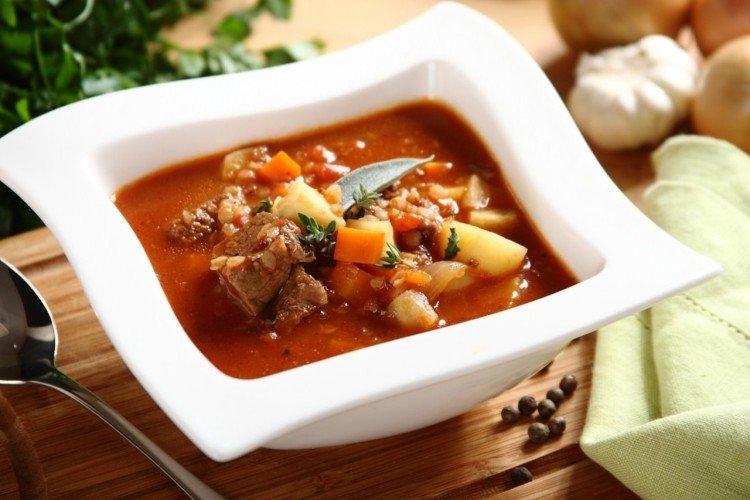 Sopa de patata con carne