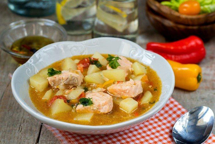 Sopa de patata con atún