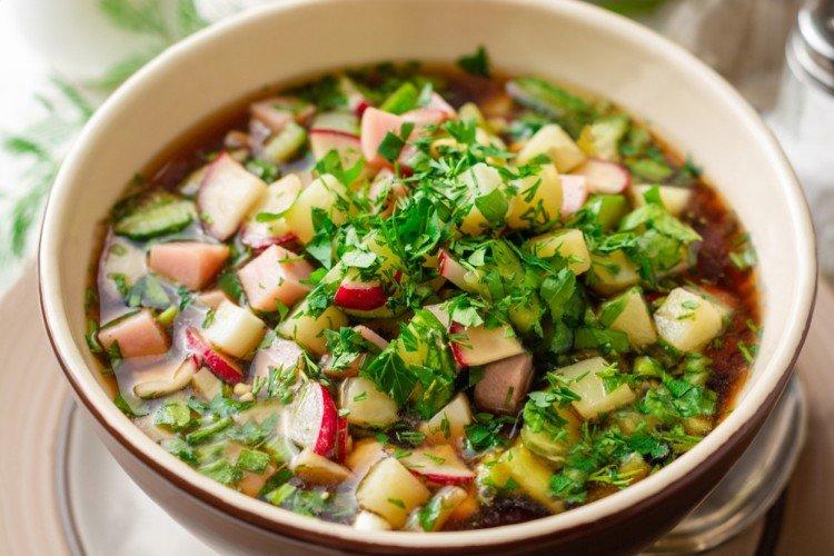 Okroshka con kvas y salchicha