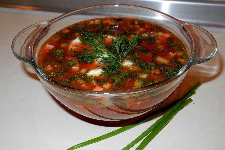 Okroshka con kvas y tomates