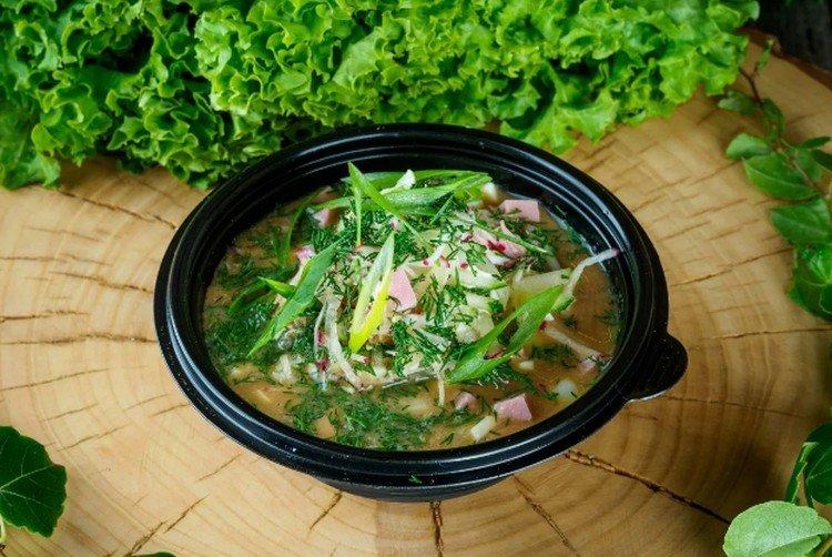 Okroshka con kvas, rábano picante y mostaza