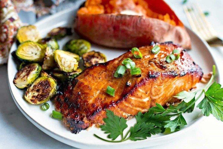 Salmón con salsa de soja y azúcar moreno