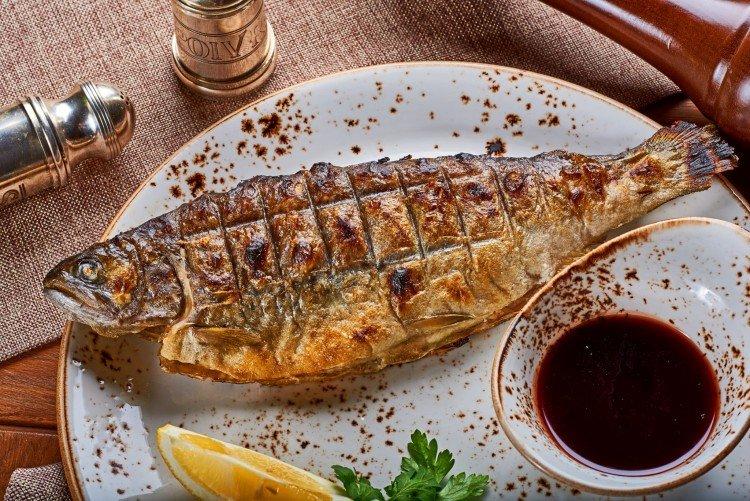 Pescado de río a la parrilla