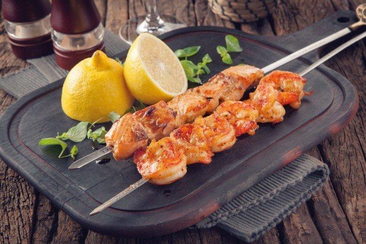 Brochetas de pescado a la parrilla