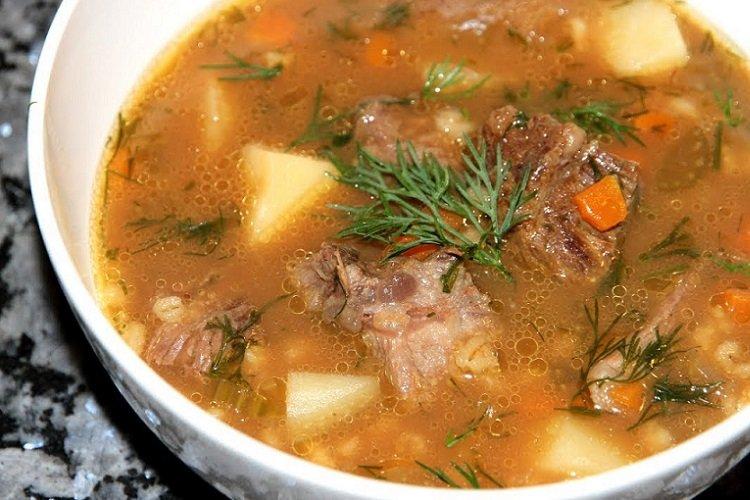 Rassolnik con carne enlatada y cebada perlada