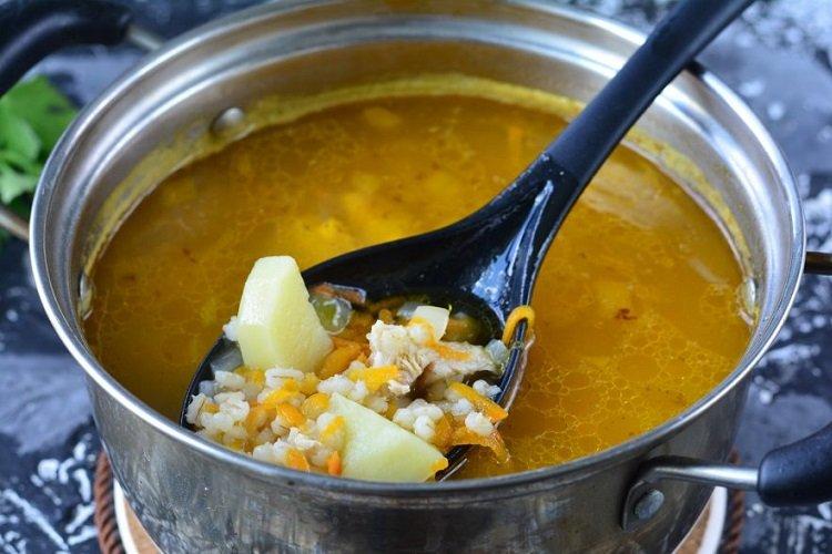 Sopa de cebada perlada de pavo