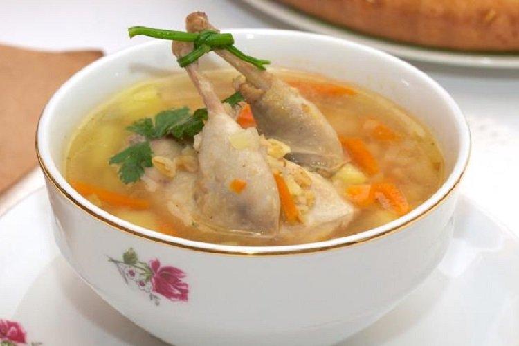 Sopa de cebada perlada con codorniz