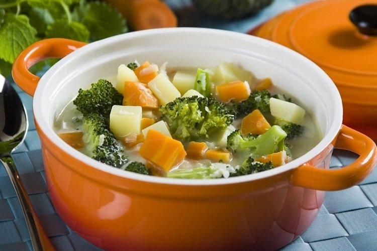Sopa de cebada perlada y brócoli