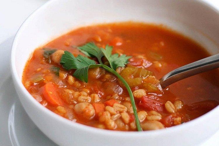 Sopa espesa con cebada perlada y tomates