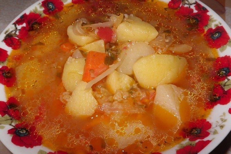 Sopa de cebada perlada con col