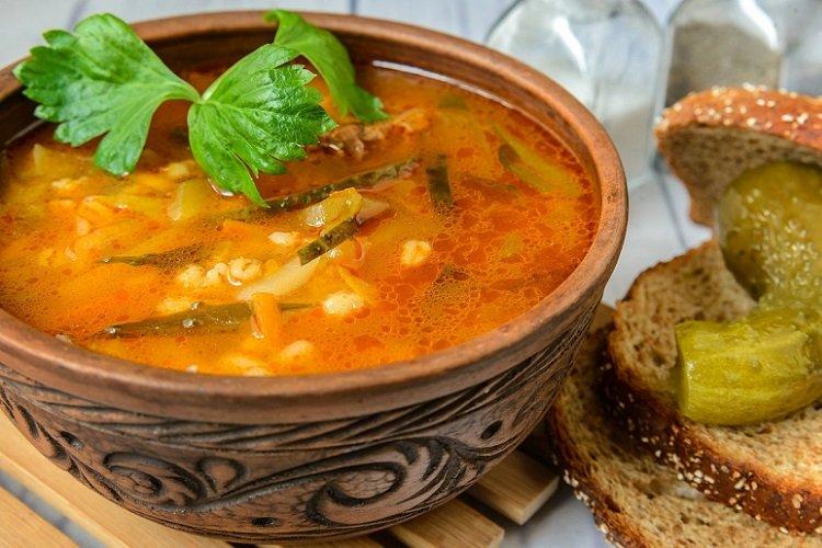 Rassolnik con cebada perlada y pollo