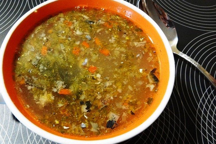 Sopa de cebada perlada con sardinas enlatadas
