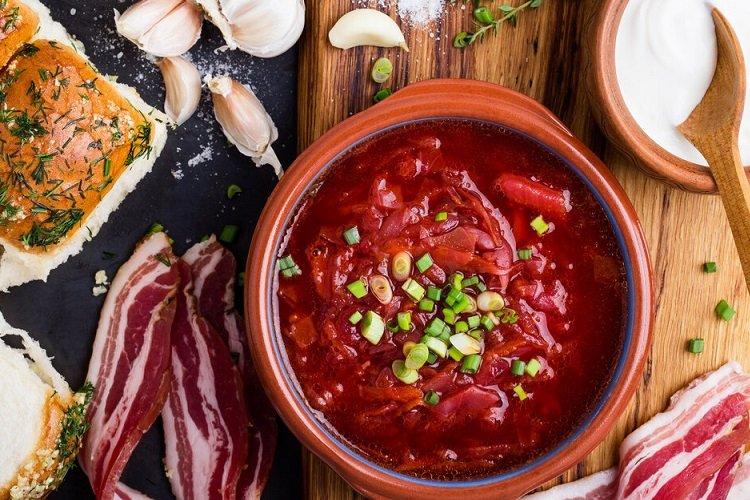Borscht ucraniano con tocino