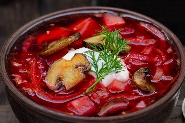 Borscht con champiñones y pollo