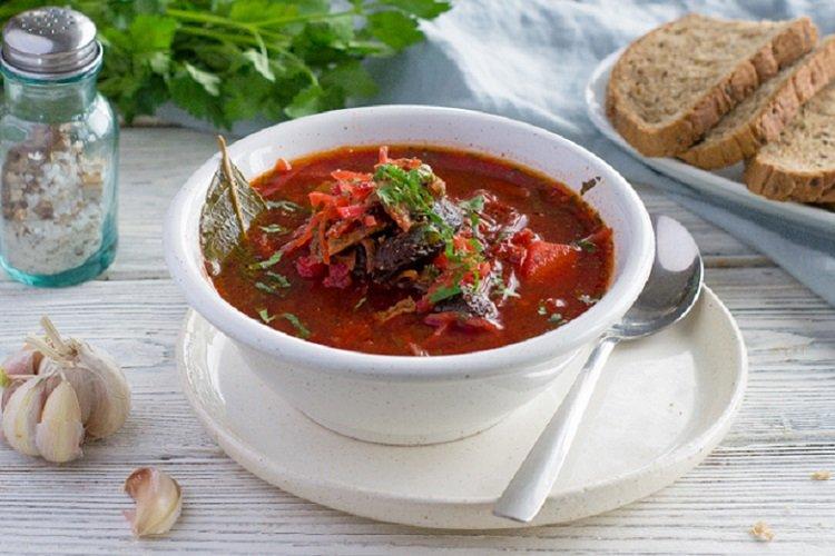 Borscht con pollo y setas secas