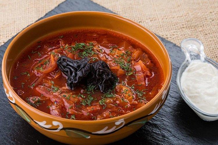 Borscht con pollo y pera ahumada