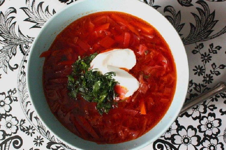 Borscht con albaricoques secos y pollo