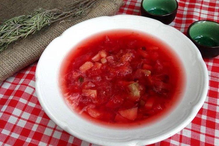 Borscht con corazones, mollejas y alitas de pollo
