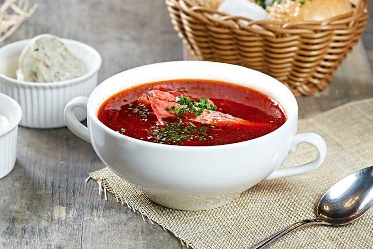 Borscht con ajo y pollo