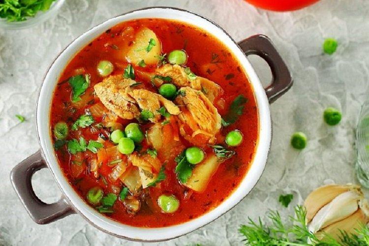 Borscht con pollo y guisantes tiernos