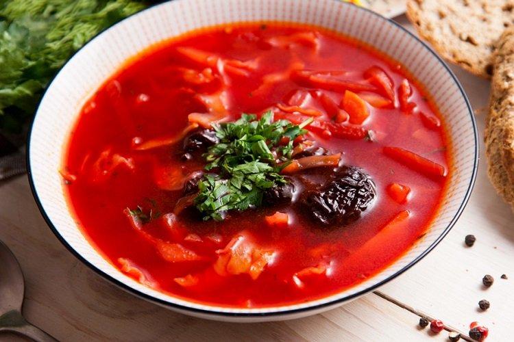 Borscht con ciruelas pasas y pollo ahumado