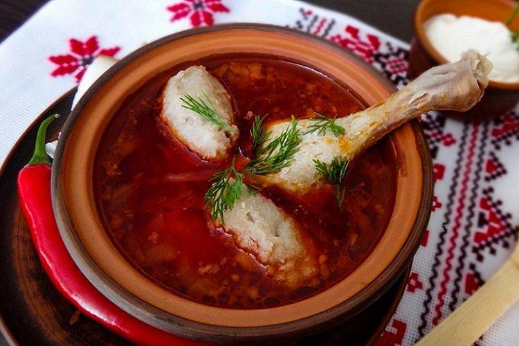 Borscht con pollo y galushki