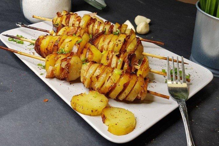 Patatas con beicon en papel de aluminio